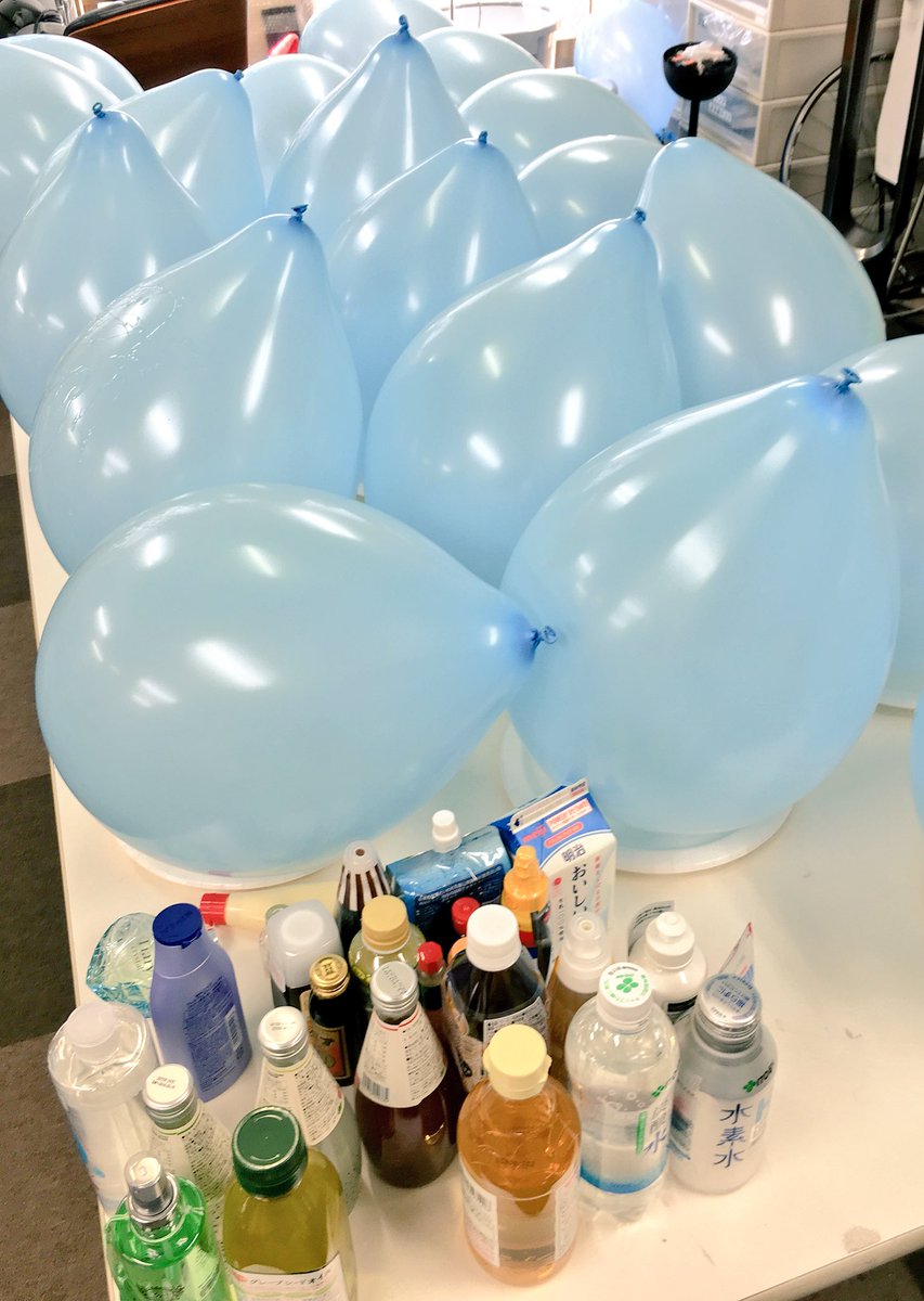 市岡元気 على تويتر 実験ご覧いただきありがとうございました 数週間かけて 風船が割れる液体を探し 静電気が溜まらない飲み物を試しました 風船がちょうどいいタイミングで割れる物を探し出し 小麦粉のちょうどいい量も研究 簡単な実験に見えて意外と大変なん