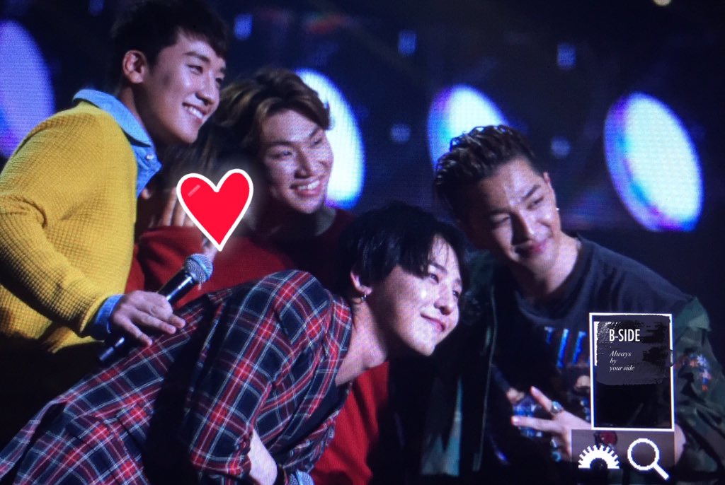 BB_side's tweet photo. 161002 MADE VIP TOUR IN SG✨
울 오빠들 오늘 너무 이뻐여😭😭😭😭💕

#빅뱅 #BIGBANG #비사이드 #BBside https://t.co/AdxkSRLf0j