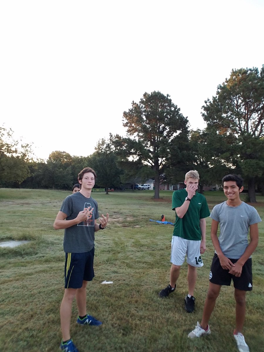 The_Guyer_Cross's tweet photo. Early morning grind🏃 make sure you guys get your long runs sometime today!!!! #weruncross #ghsxc #guyercross https://t.co/iI1SheVqEt