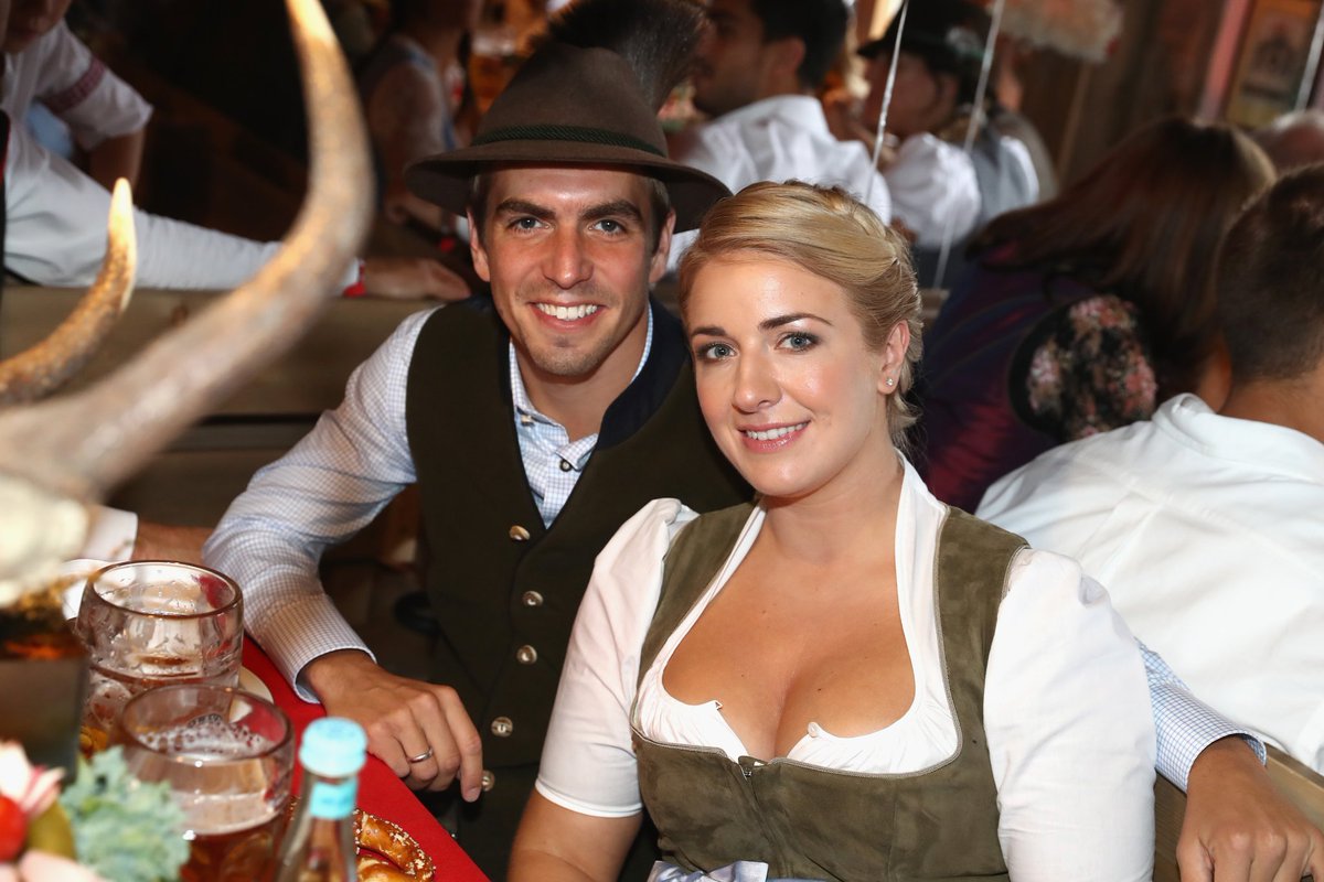 FCBayernEN's tweet photo. The #FCBayern players and their families enjoyed the annual visit to #Oktoberfest. Cheers! 🍻 https://t.co/uCUYquFh8q
