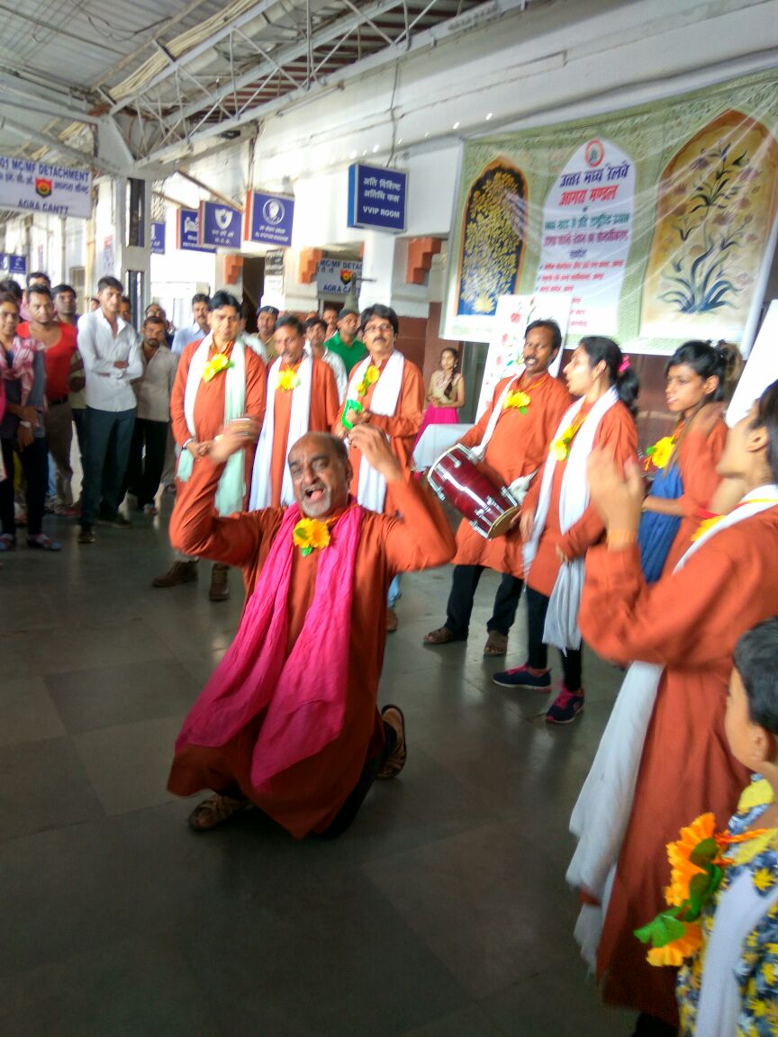 SrdcmA's tweet photo. @GMNCR1 @DRM_Agra @CPRONCR @RailMinIndia 
Nukkad natak for public awareness at Agra Cantt on 2nd oct https://t.co/7Oigt05L5f