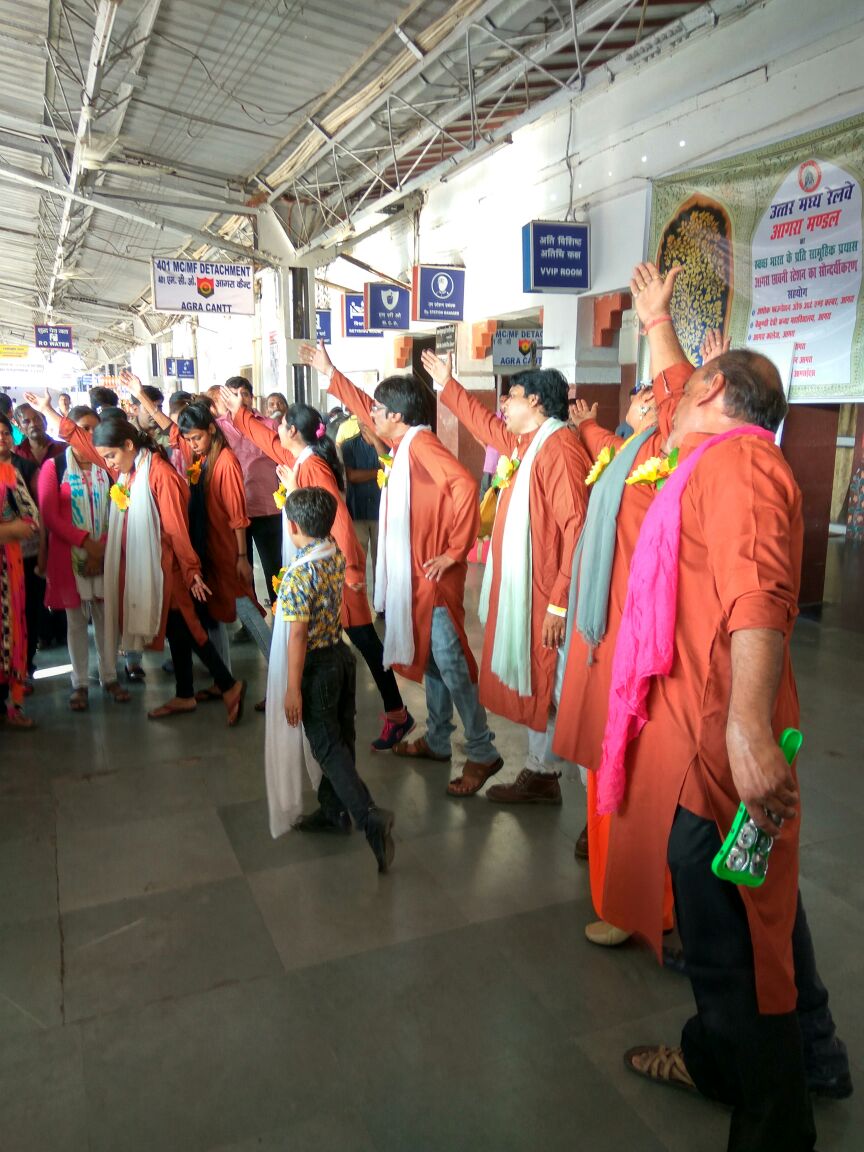 SrdcmA's tweet photo. @GMNCR1 @DRM_Agra @CPRONCR @RailMinIndia 
Nukkad natak for public awareness at Agra Cantt on 2nd oct https://t.co/7Oigt05L5f