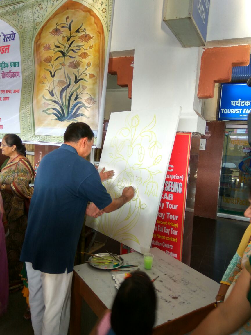 SrdcmA's tweet photo. @GMNCR1 @DRM_Agra @CPRONCR @RailMinIndia 
Artwork on theme of taj inlay work with the help of  fine arts colleges https://t.co/ZN5RfAV9gf
