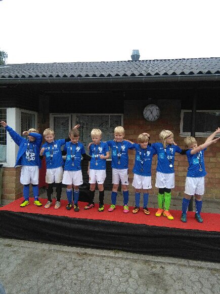 AllanRGersborg's tweet photo. Sølv, guld, sølv medaljer i A, B, C rækken (DGI) til AFK2008D, top hold indsats👍 #afklive https://t.co/ZLikGt44EW