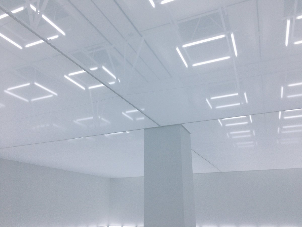 須藤玲司 白い部屋に敷き詰めた絨毯にステンシルを描いた作品 世界かっこいい地下鉄駅ランキング２位 高雄の美麗島駅の天地とネガポジを反転したかんじ トリエンナーレ