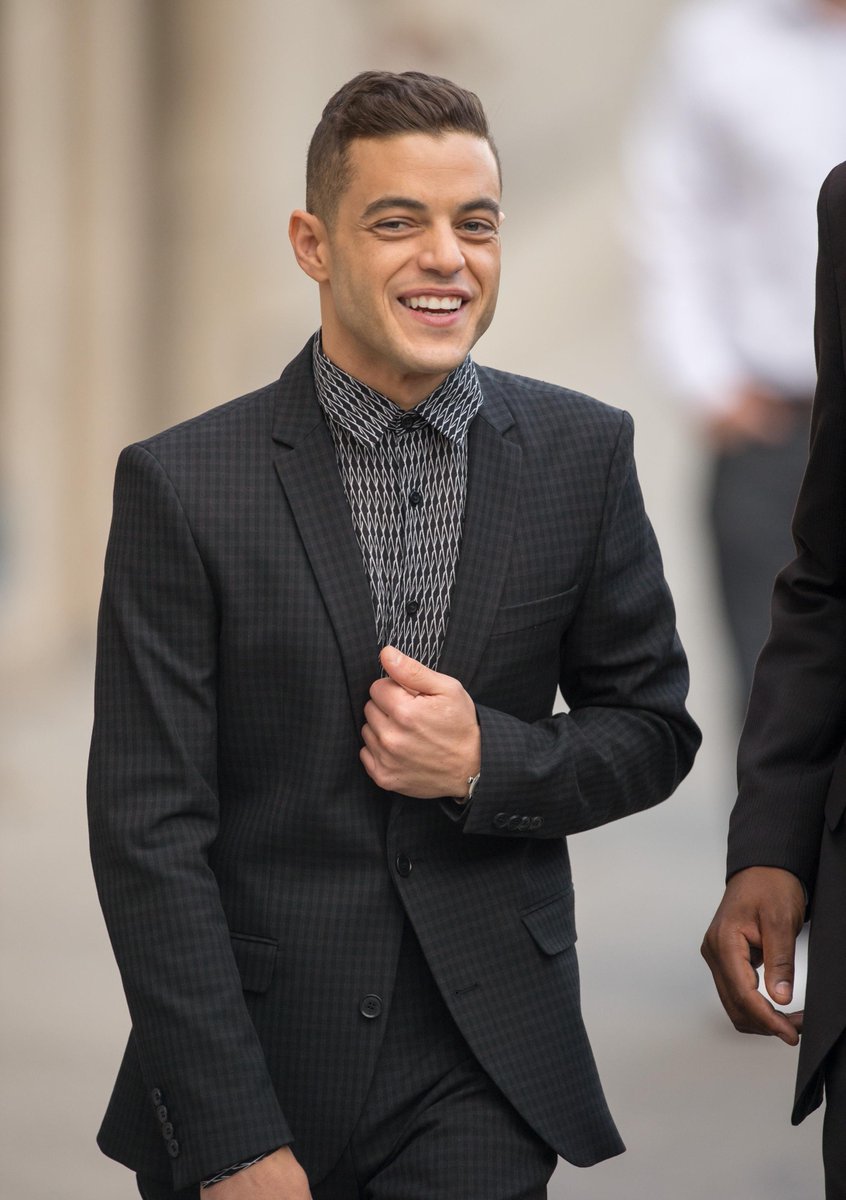 RamiMalekES's tweet photo. Rami Malek llegando al programa @JimmyKimmelLive en Hollywood el 1 de septiembre de 2015. https://t.co/15siaiM8i2 https://t.co/A1kQtB2Gbb