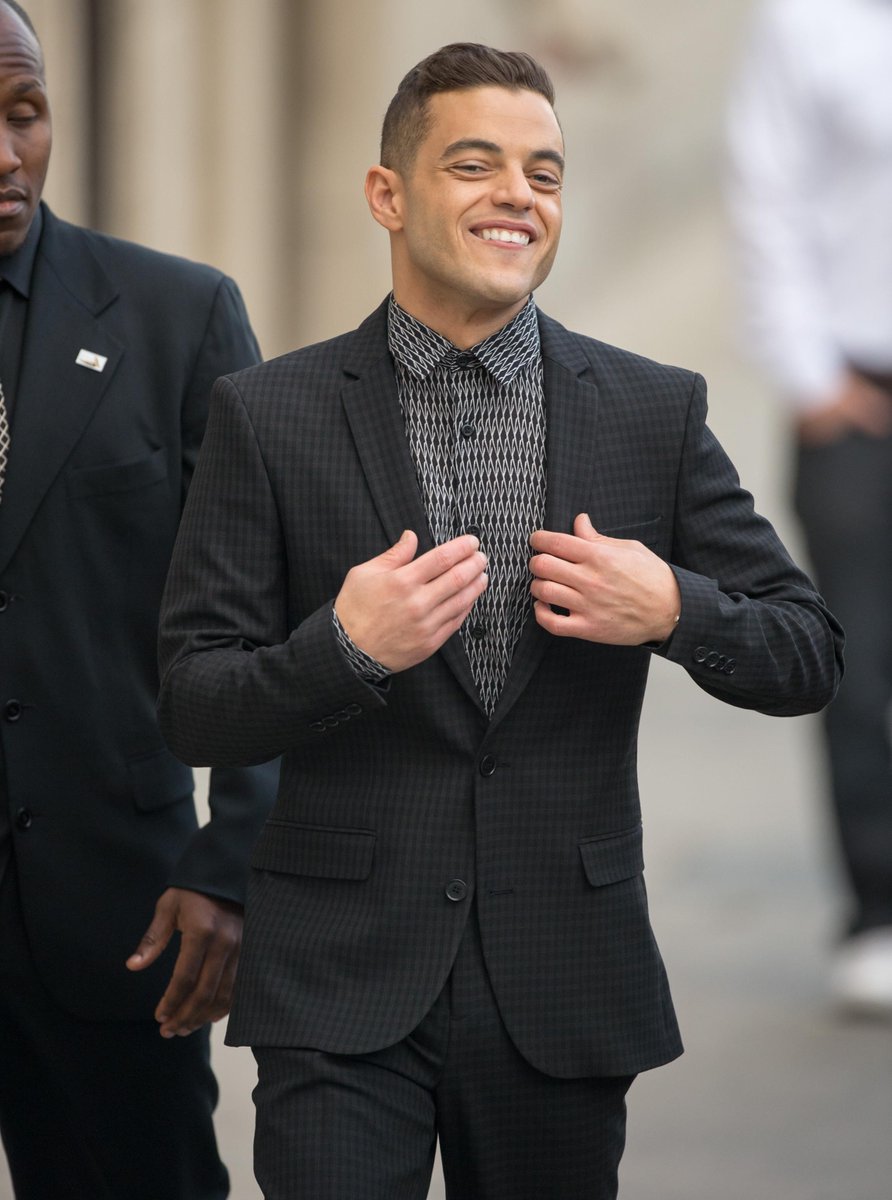 RamiMalekES's tweet photo. Rami Malek llegando al programa @JimmyKimmelLive en Hollywood el 1 de septiembre de 2015. https://t.co/15siaiM8i2 https://t.co/A1kQtB2Gbb