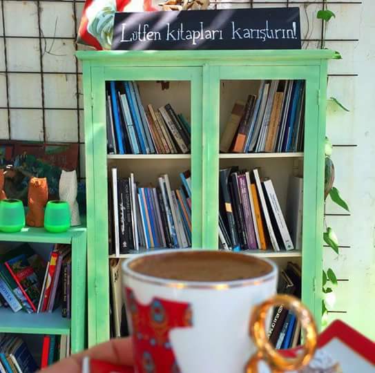 Lütfen kitapları karıştırın!