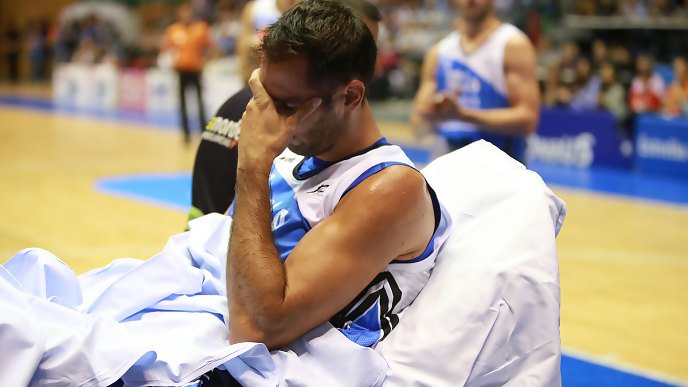 basketenzona's tweet photo. Corbacho sufre una rotura de tendón rotuliano y será operado este domingo. #AnimoCorbi (Vídeo) https://t.co/oyuuwpxXSa https://t.co/1DACfW5hfg