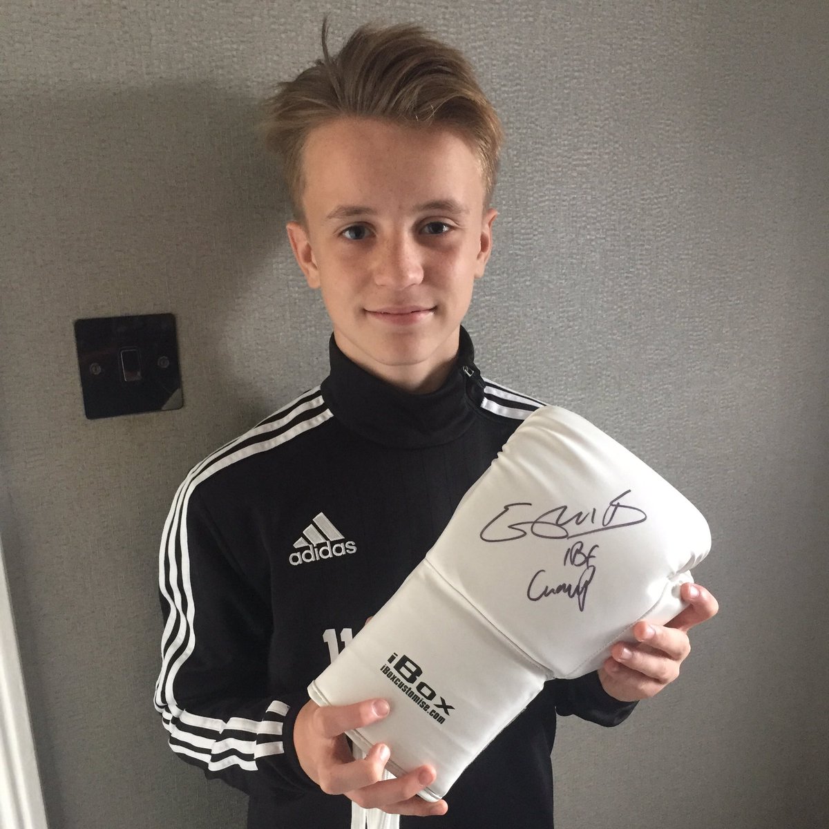 Scott_Pring's tweet photo. Thank you @iboxcustomise for the signed @SpecialKBrook glove! @lewis_pring11 is delighted with it #KellBrook #IBoxCustomise #Boxing https://t.co/QT7BrsMRcs