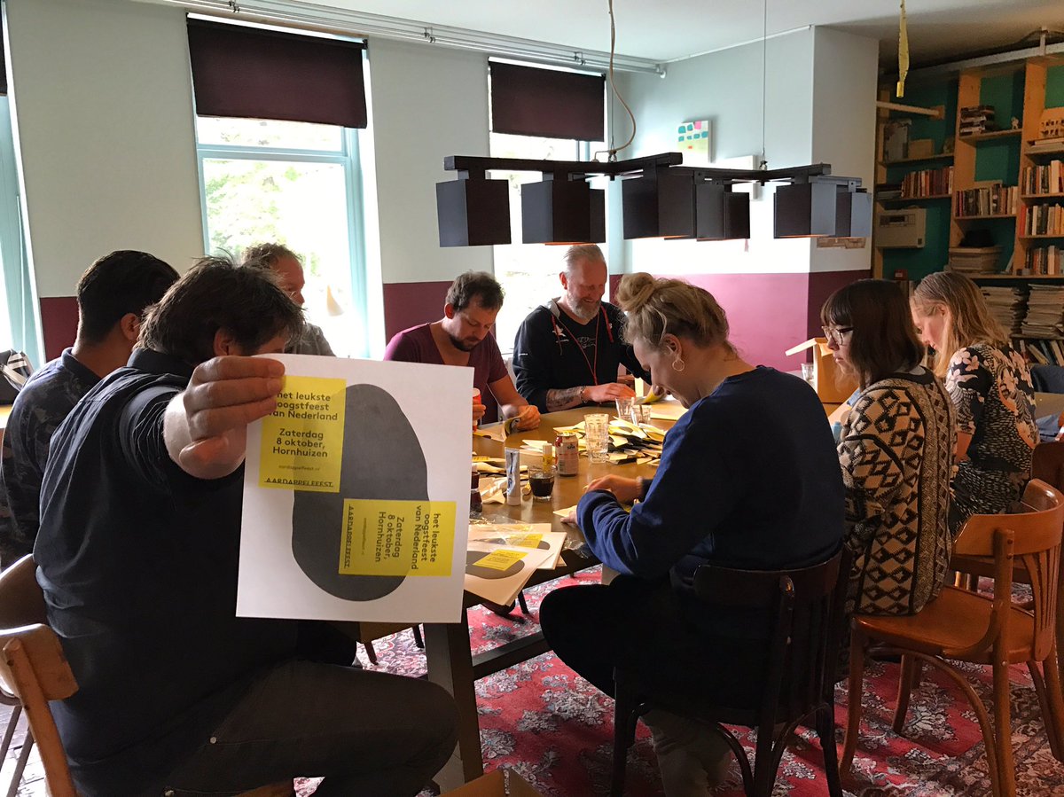 Village_Fest's tweet photo. Teambuilding is: frietzakken vouwen voor het @aardappelfeest (8 okt 2016) #heideweekend #sweatshop #aardappel #geefchips #hornhuizen https://t.co/OMehZlgvog