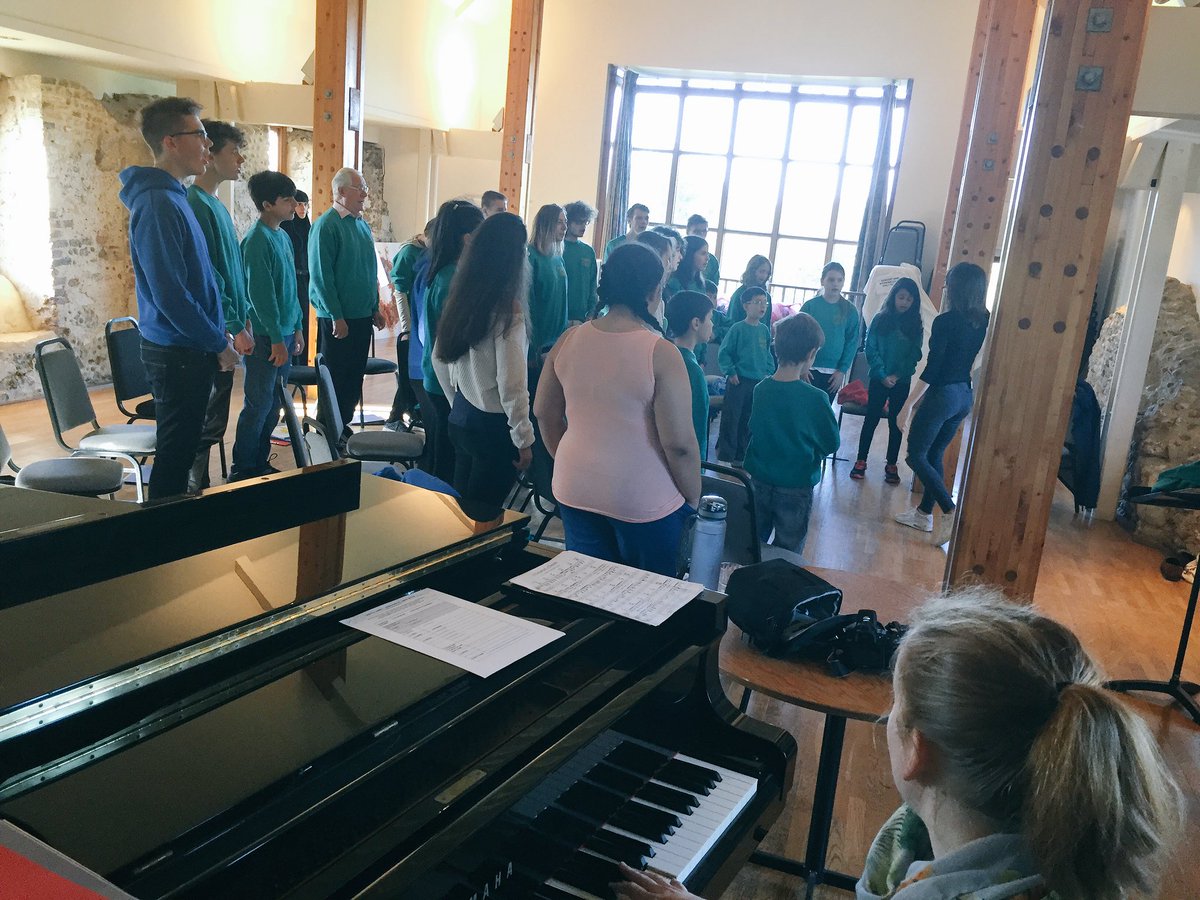 Warm ups to start the day here at Leiston Abbey 🎶🎭