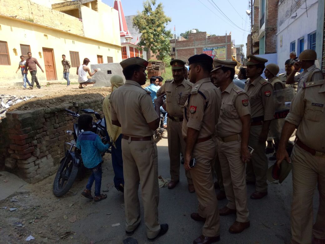 Kotwali Jaunpur kshetra mai Flag March aur jansampark  CO City Amit Rai ke netratav mai.Positive response from Public.