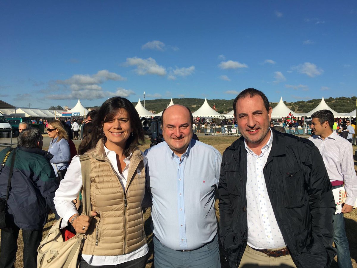 Ramon_Espadaler's tweet photo. Un any més, en representació d' @unio_cat al'#AlderdiEguna amb elsamics del @eajpnv https://t.co/IIS6zwJPnp