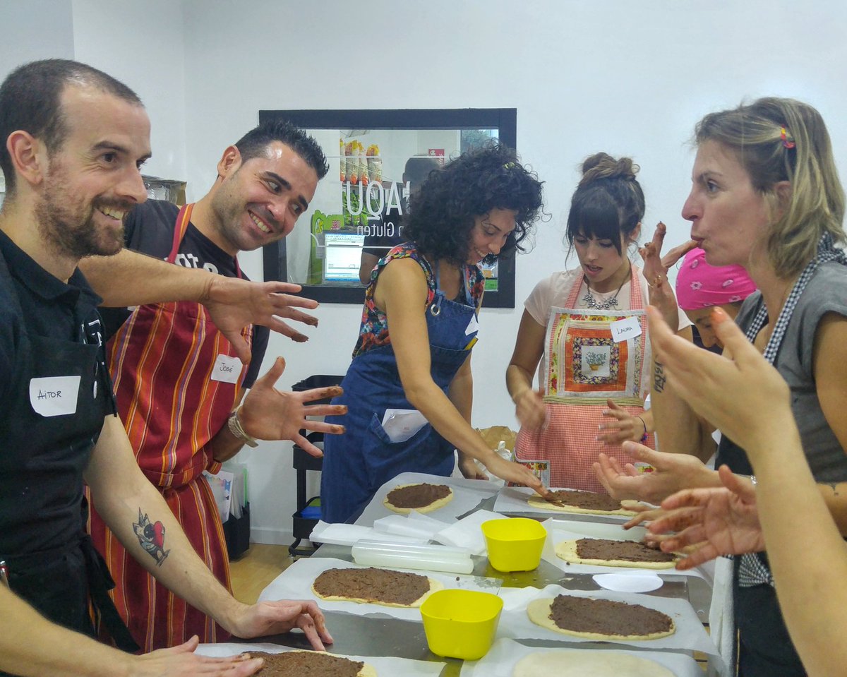 Mucha diversión y muchas risas en #eltallersingluten de #bollería que hicimos ayer en @celiaquea!! Ya veis que se chupaban los dedos!! 😄😄😄