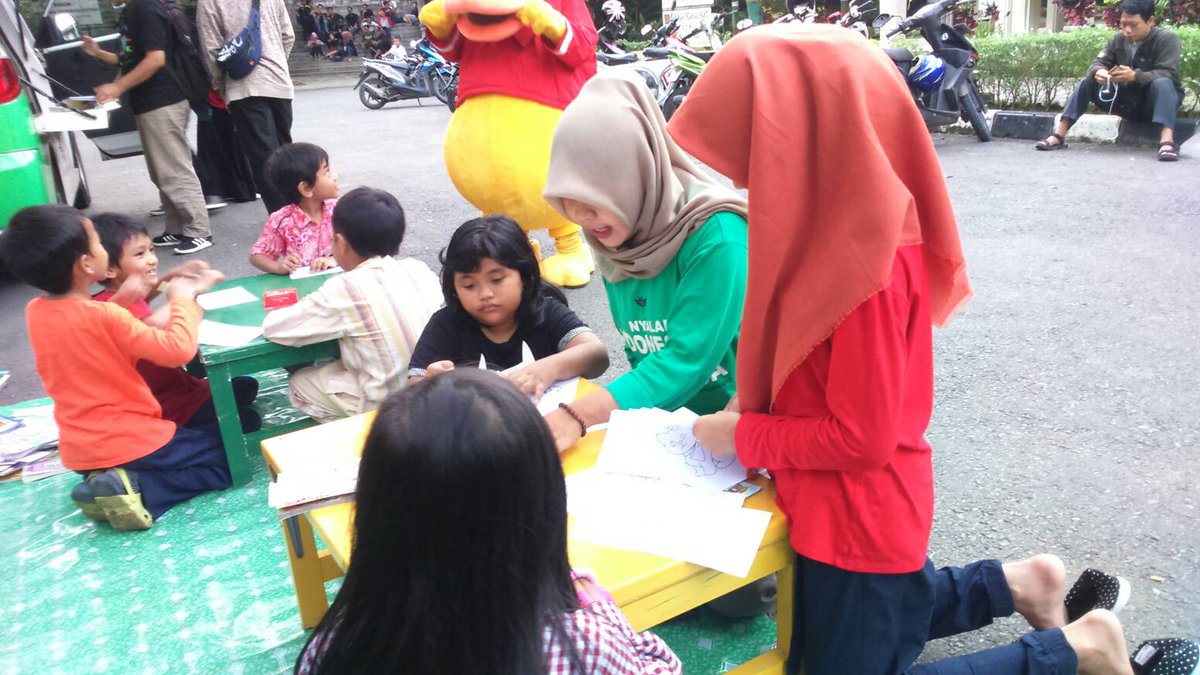 Sore ini Ade-Ade yang berada di sekitar taman cerdas asik mewarnai nih.
#bkumpul