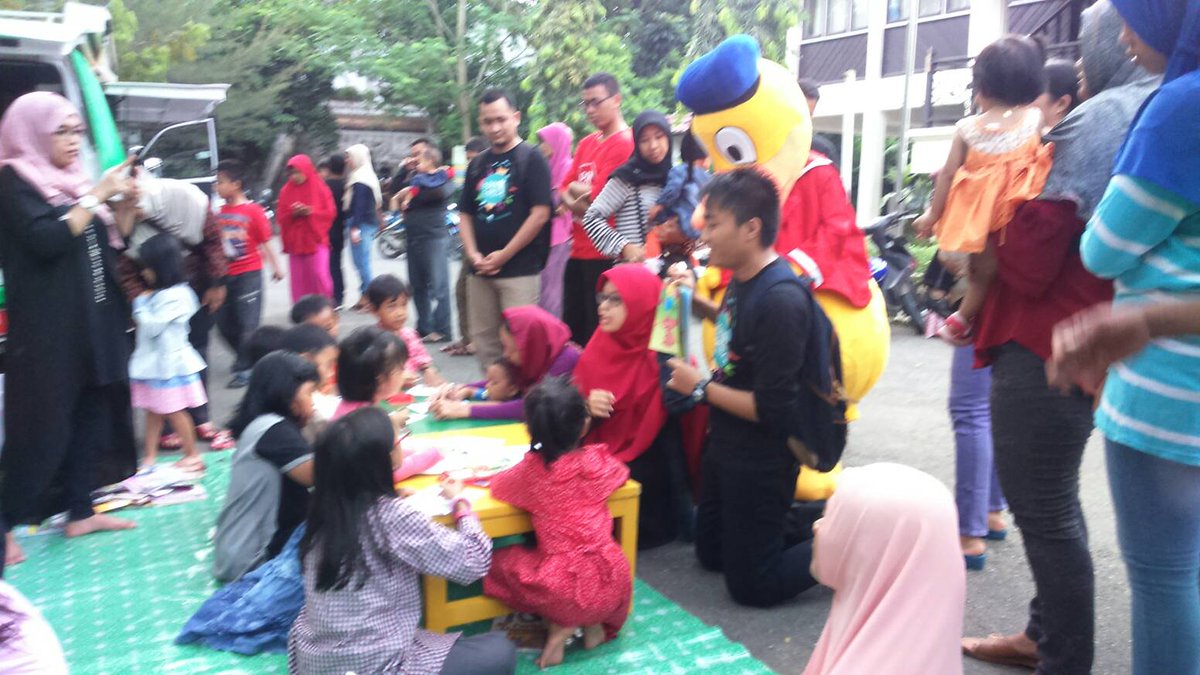 Di #bkumpul sore ini juga ada Kak Fitra dan Kak Furqon mendongeng di depan adik-adik