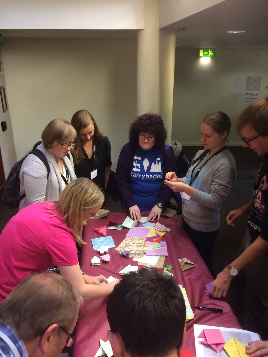 DeLaereF1's tweet photo. Origami workshop #RDFunpalaces #dlabetasmus https://t.co/As7bY3UOcx