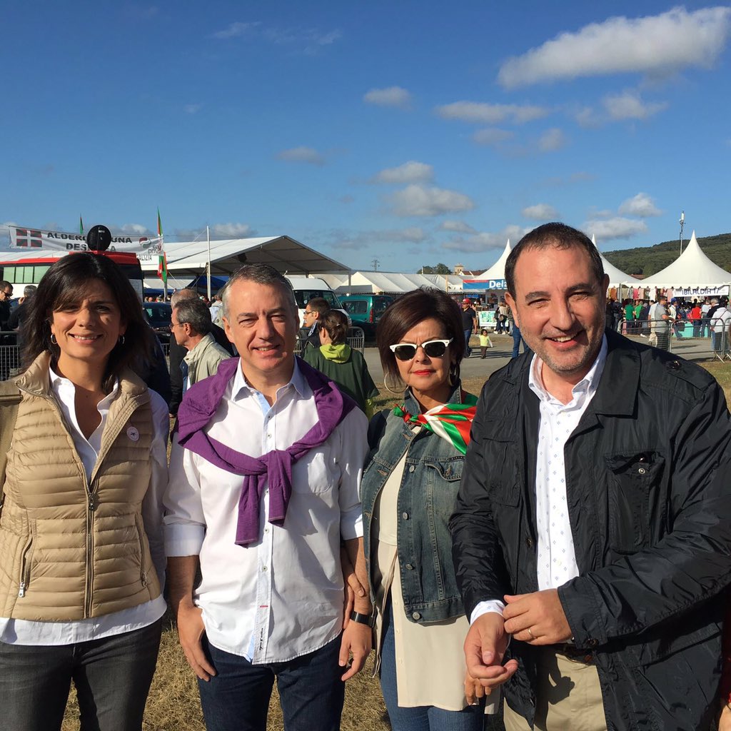 Ramon_Espadaler's tweet photo. Amb el Lehendakari Urkullu, a qui hem felicitat pels excel.lents resultats, a punt de començar l'acte central de l'#AlderdiEguna @unio_cat https://t.co/MQBILElPef