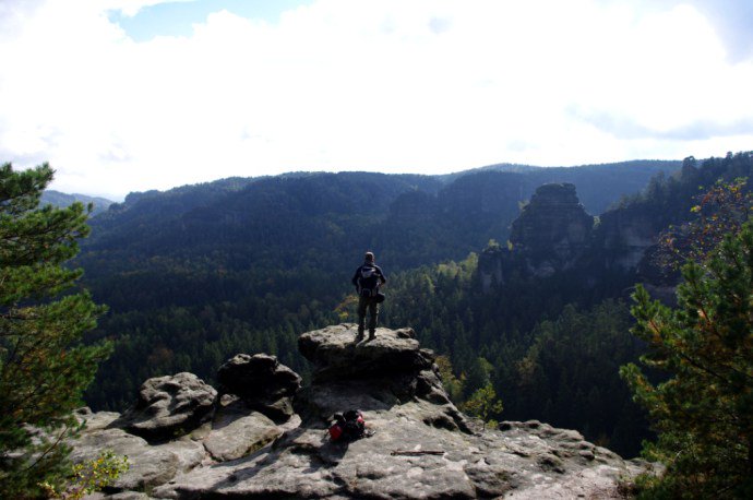 KenTakel's tweet photo. Der schönste Ort, um in Deutschland den Herbst zu erleben! https://t.co/MsFs40qVIE #Malerweg #SächsischeSchweiz #Elbe #wandern #Fernweg https://t.co/EOdeqMMdR5