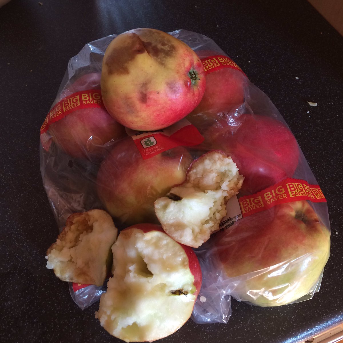 SamHolbeck's tweet photo. @AsdaServiceTeam Hi, I got an ASDA delivery last night and all my apples are soft/rotten. Is there any chance of a refund? https://t.co/9WSXzDW3uY