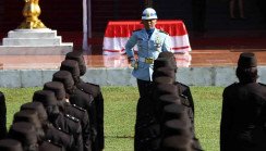 KRMTRoySuryo's tweet photo. Tweeps,
Apa tidak ada yg mengkoreksi Podium Upacara ini?
Dasar Merah Putih? 
Sumber Foto: https://t.co/I9Bbi0EhO2 https://t.co/XKAs7LAqRI