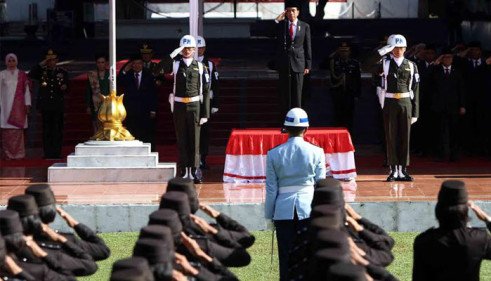 KRMTRoySuryo's tweet photo. Tweeps,
Apa tidak ada yg mengkoreksi Podium Upacara ini?
Dasar Merah Putih? 
Sumber Foto: https://t.co/I9Bbi0EhO2 https://t.co/XKAs7LAqRI