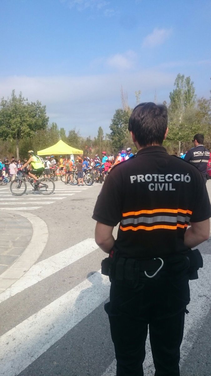 pcmontcada's tweet photo. Preventiu a la bicicletada popular suport a @Policia_MiR #Montcada https://t.co/vTiVovTHCD