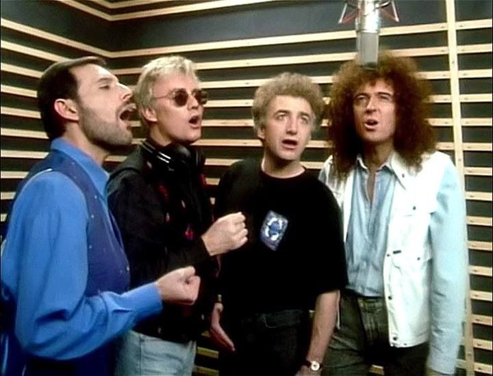 Farrokh_Mercury's tweet photo. Happy #SundayMorning !
@QueenWillRock , making of "Headlong" ; Dec. 1990. #Innuendo @LilyWhiteQueen 
https://t.co/JHsdX9xUsT https://t.co/zcggd31s4X