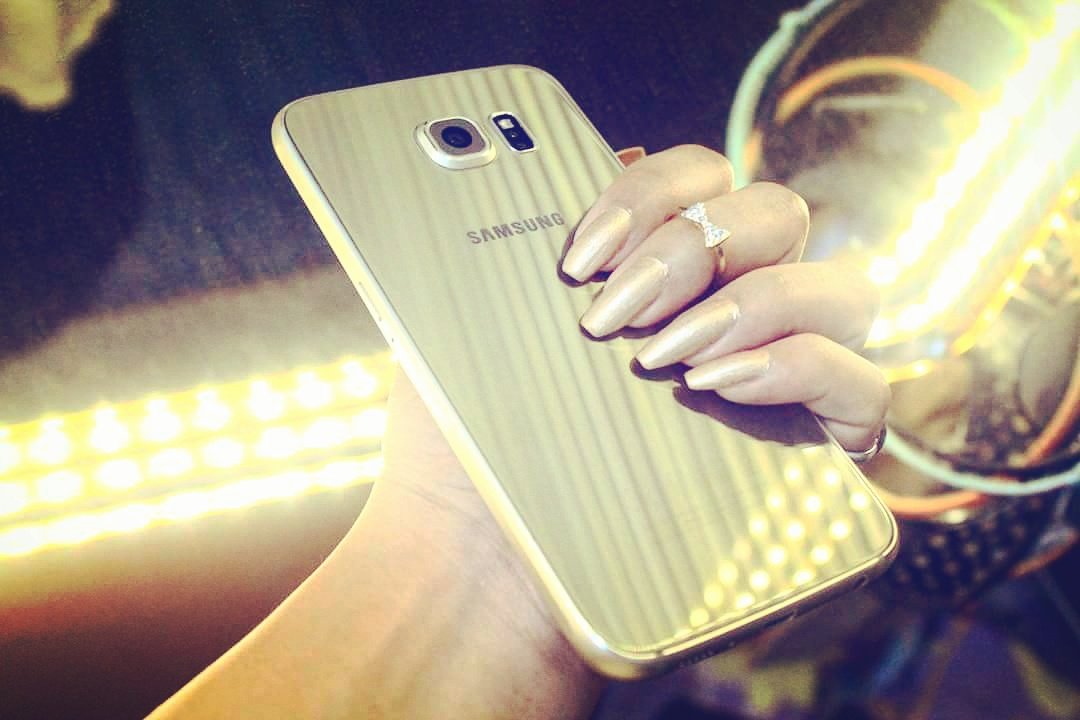 Aemaaz's tweet photo. When your nail matches your cellphone ✌
#Goldplatinum #samsunggalaxys6 https://t.co/qOZ8srkJ4k