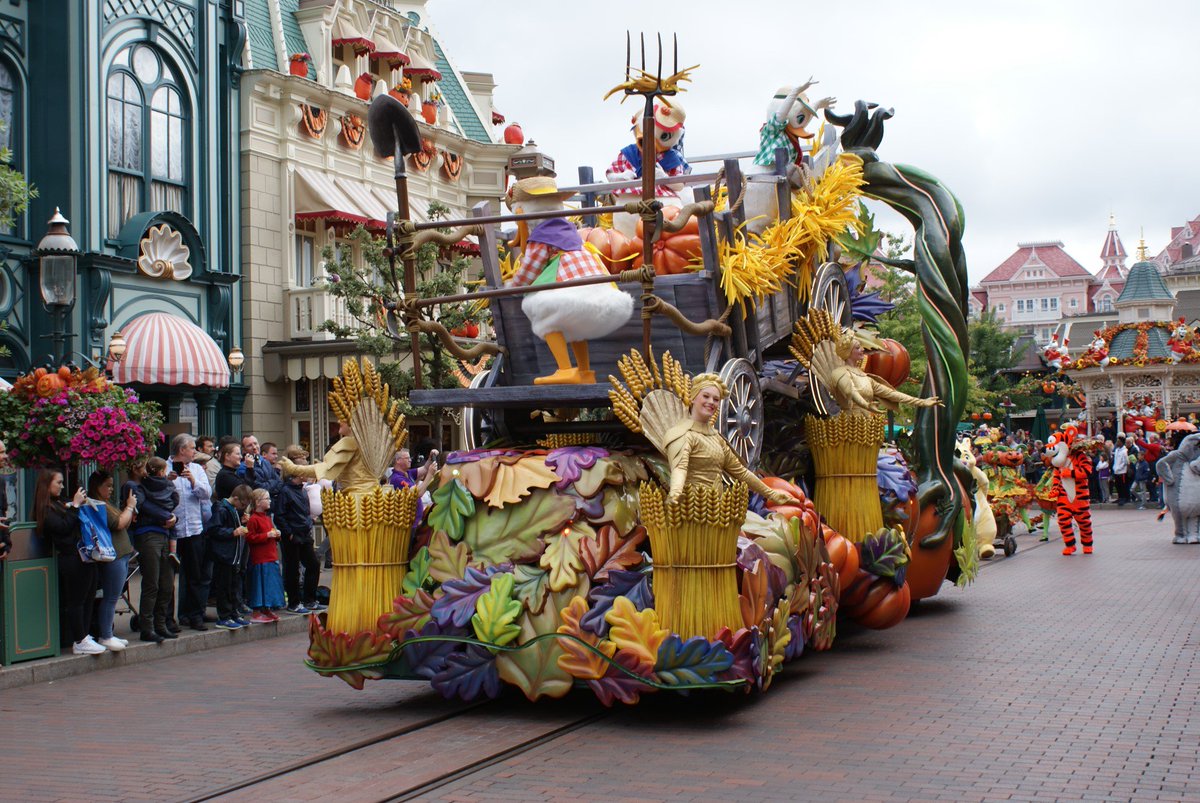 mark__bakker's tweet photo. @DisneylandNL het was gisteren een magische dag, start van de herfst, het begin van #halLOLween #dlpboo https://t.co/KSGOI82r0l