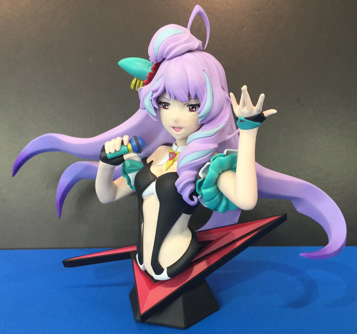 おもちゃ屋本舗 米沢店 Twitterissa 展示中 フィギュアライズバスト美雲 制作 シマ様 恒例の全塗装に加え 今回は腕の角度 指のポーズ 髪飾りのふさふさが改良されています 髪のグラデーションも塗装により自然な感じで仕上がっています 流石