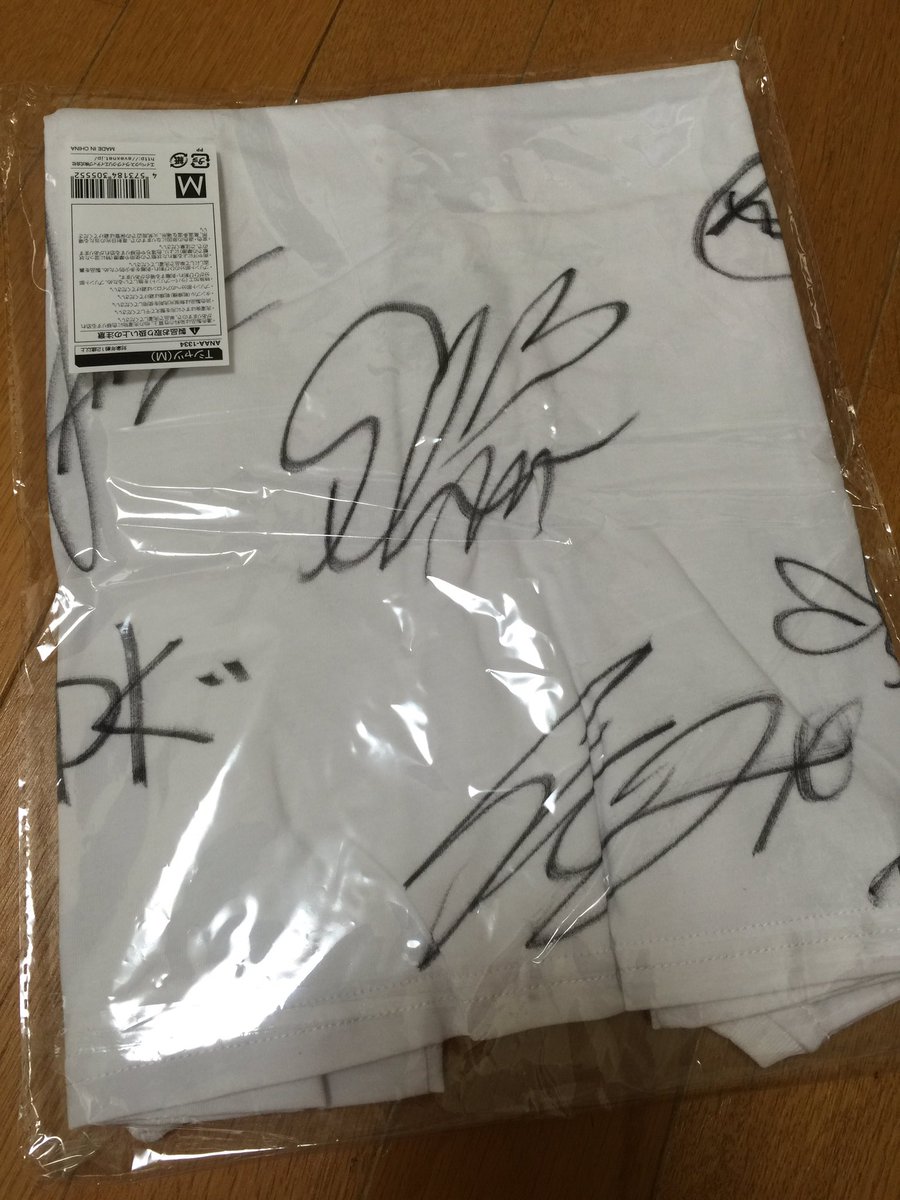 rinaAAA0623's tweet photo. AAAのサイン届いた〜！

全員のサイン入ってた😭

ホンマにセブンネットショッピングさん！
ありがとうございます🙏🙏

うれしすぎる😭😭😭

#AAA https://t.co/GUeJtutFag