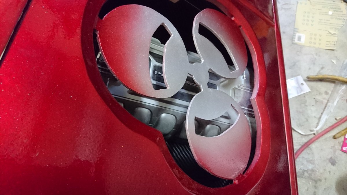 Red とりあえず一段落した ホントは昨日の塗装して車に乗せたかったんだけど 間に合うかも まだ磨き上げしてないので磨き上げと下にブラックホール3箇所追加 バイオマークにアクリルとled追加 ここら辺が一番の課題や そしてスピーカーも新た