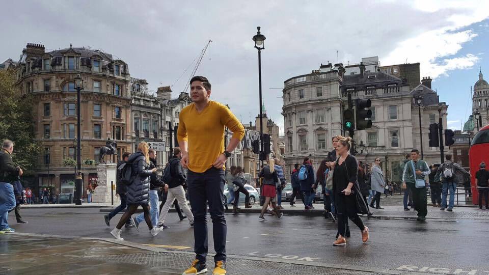 ALDENaticsBatn's tweet photo. FB update. 

@aldenrichards02 Awesome day 2... 🇬🇧

#MAICHARDMet6YrsAgo https://t.co/VUOfTrA8Ub