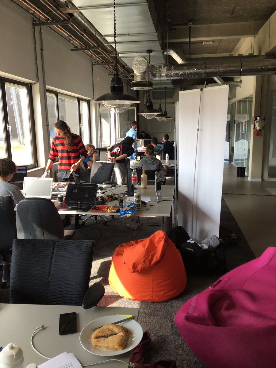 Laatste voorbereidingen voor de presentaties op <a href="/NovioTechCampus/">Noviotech Campus</a> voor de blockchainhackathon van <a href="/hackathonmaster/">Hackathon Masters</a>