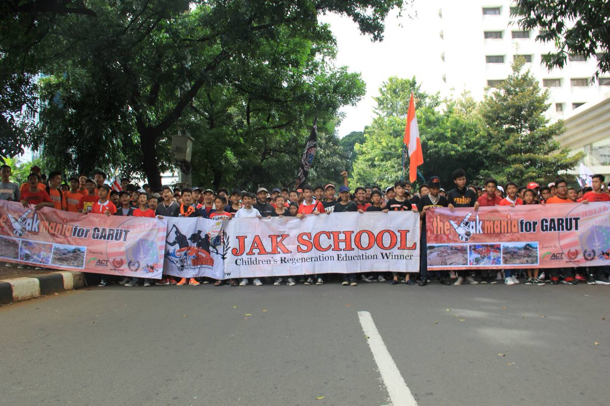 abi_irlan's tweet photo. CarFreeDay aksi galang dana temen2 @JakSchoolCrew @ACTforHumanity #JakmaniaForGarut https://t.co/SuFQvk6aq8