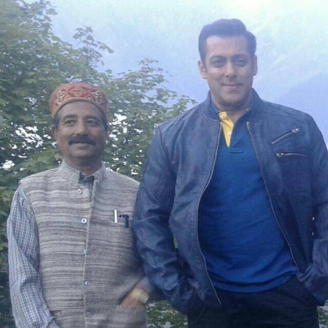 SalmanKFC_'s tweet photo. @BeingSalmanKhan with an elder in Manali. (New Pic) #Tubelight #SalmanKhan I love you https://t.co/7Zrac8HNTI