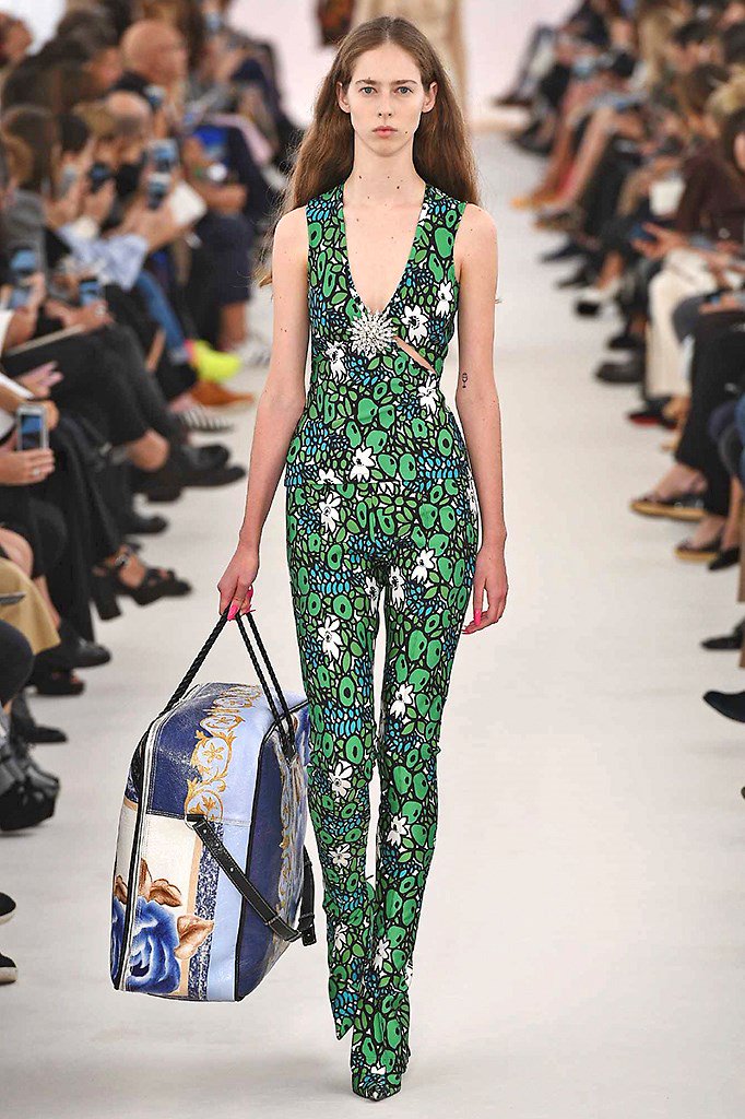 harpersbazaarES's tweet photo. .@balenciaga adapta la moda de los ochenta al 2016 https://t.co/XJ3b15Apxi #PFW https://t.co/bZWKqyXfzh