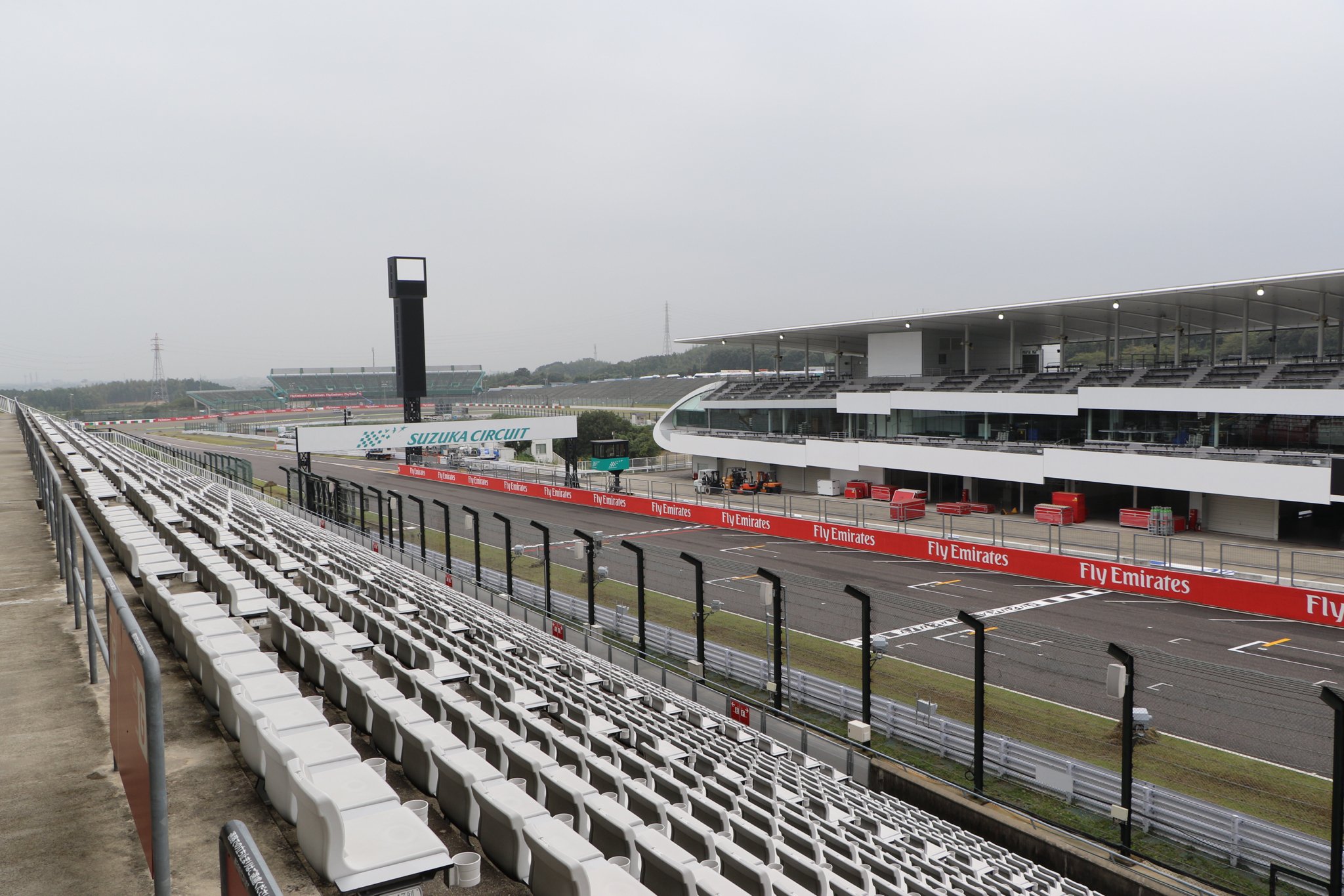 Suzuka Circuit on Twitter: "#F1の準備 グランドスタンドV1・V2席はピットの真ん前！ スタートの轟音！ DRS