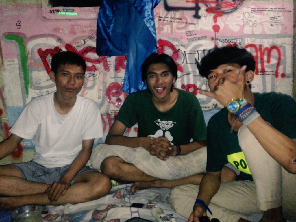 Kau tetap sahabatku bahkan lebih  😄😄😄