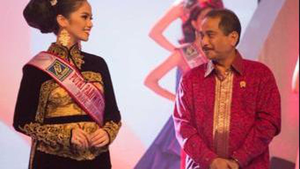 CNNIndonesia's tweet photo. Lois Merry Tangel Sulawesi Utara Menangi Putri Pariwisata 2016 https://t.co/CcoFQzoEuD https://t.co/aREbAjlRgL
