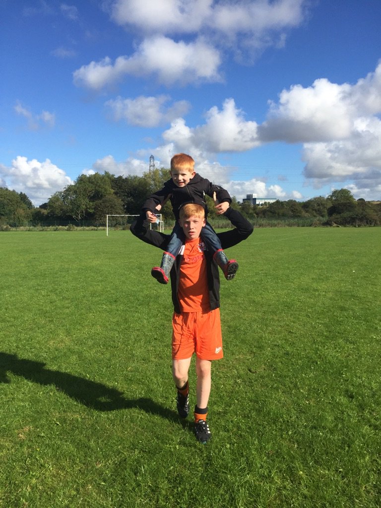 Redilocks_'s tweet image. 13 yo with his no 1 fan his 4yo brother #footiesunday #win2-1 #goodmatch