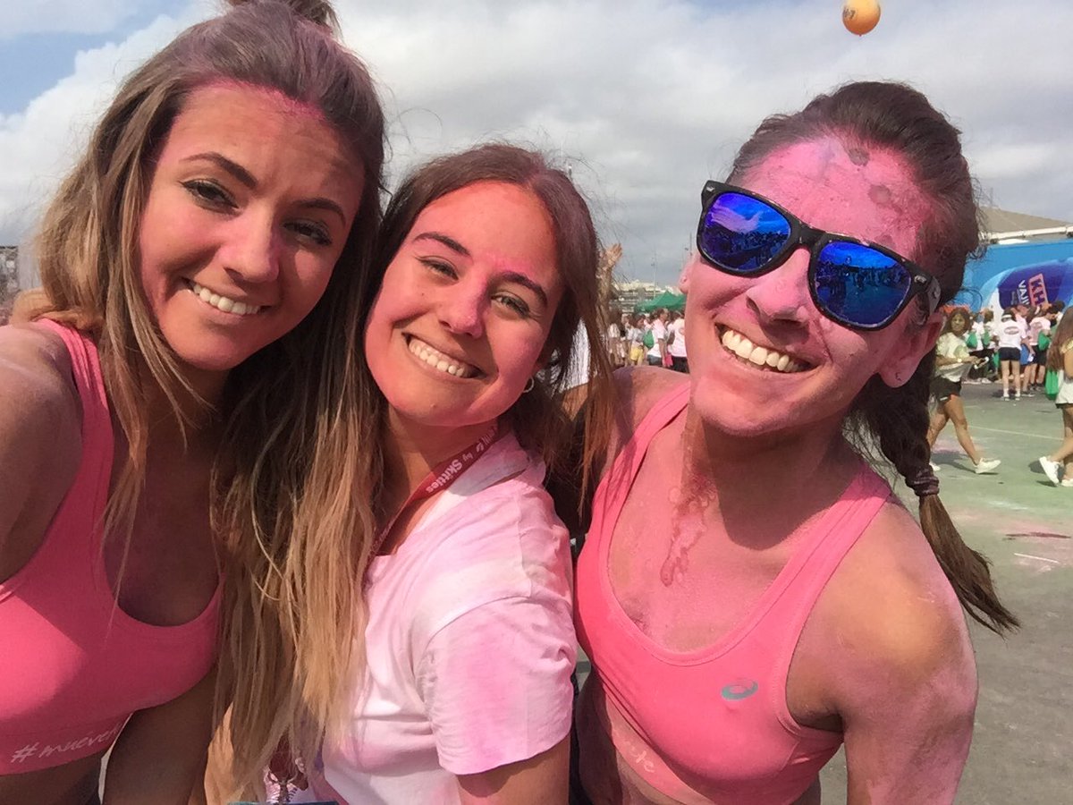 alba_abe's tweet image. A correr y a donar quilómetros contra el #cáncerdemama con @AguaFontVella y #colorrun2016. #Muévete ! 👏🏼🎉