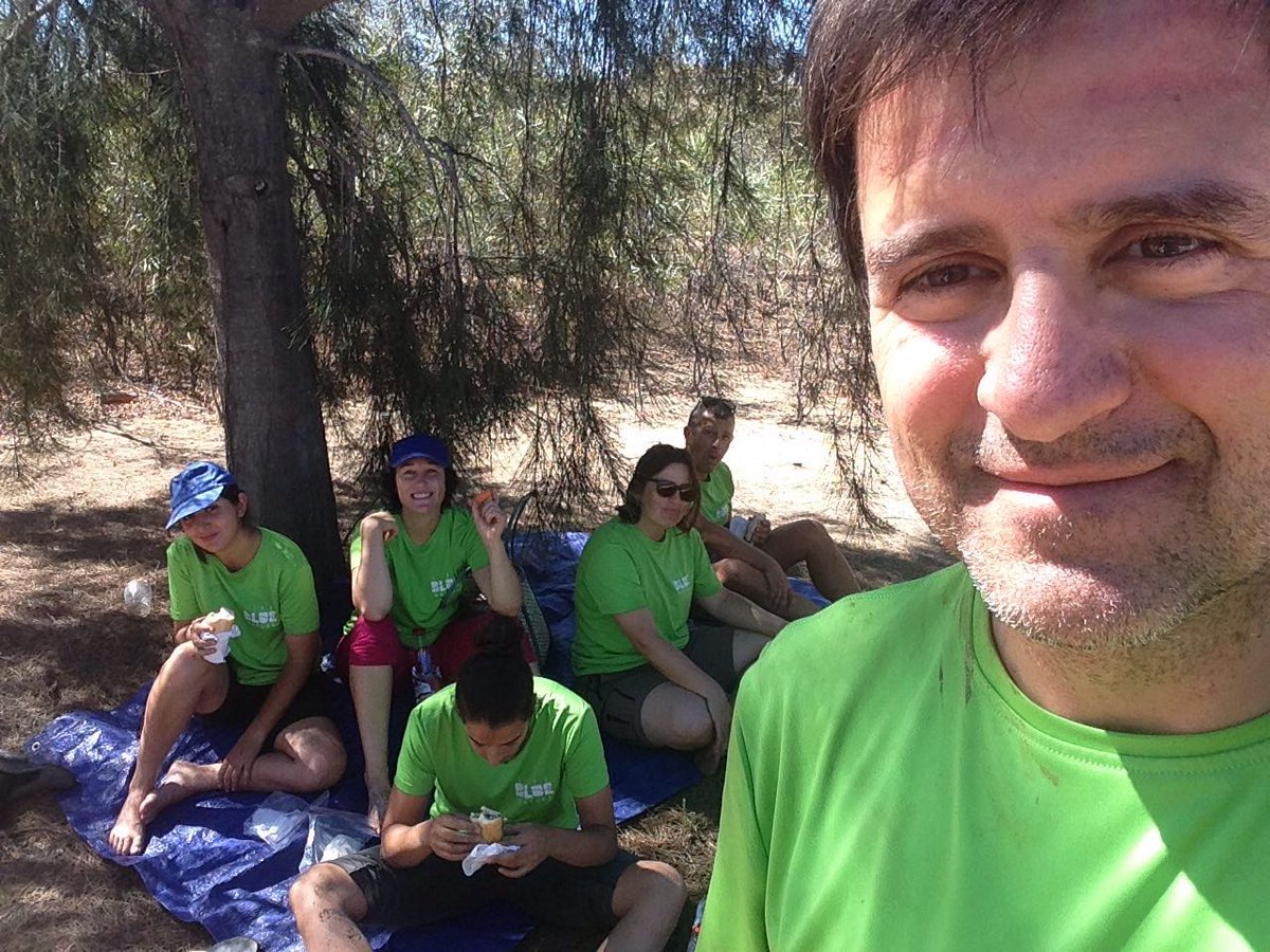 lifebluenatura's tweet photo. Time for lunch: a break to continue #tidalmarshes sampling in #Andalusia .Next Destiny:Bahía de Cádiz. #bluecarbon #blueautumn #bluenatura https://t.co/uqHyfYtQcW