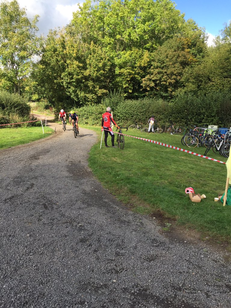 velobagarreur's tweet photo. Pit crews are standing idle. #nomud #sumnerspondscx https://t.co/we8yBNu5Nv