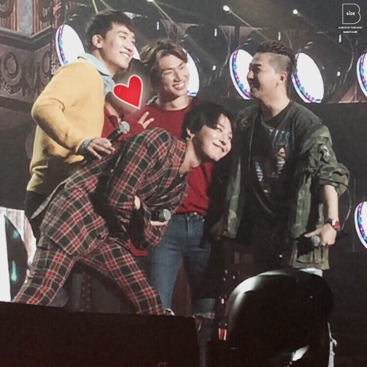 Kauru_GDTOP's tweet photo. 何か…寂しい………(T_T) RT @BB_side: 161002 VIP TOUR IN SINGAPORE✨
오늘의 BIG FAN과 함께 찰칵📷💕

#빅뱅 #BIGBANG #비사이드 #BBside https://t.co/ZReNc0LknX