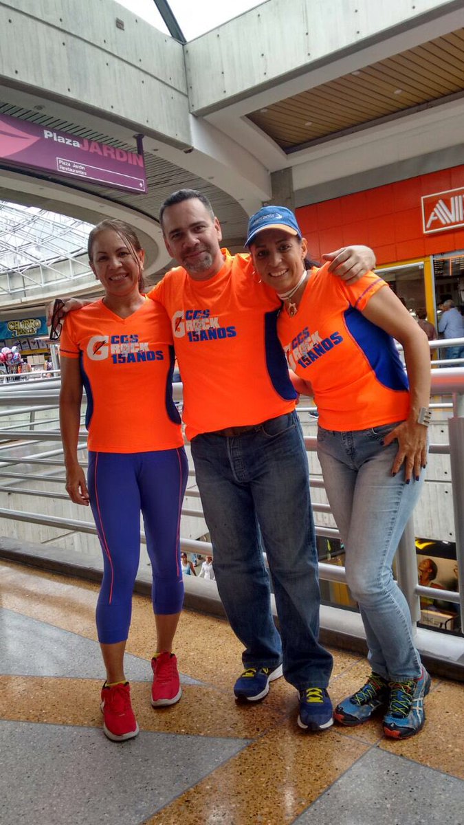 ActivadosRunner's tweet photo. Así lucían nuestros #ActivadosRunners en el retiro del kit de #CaracasRock2015 celebrando en grande https://t.co/NyGgUwmrfa