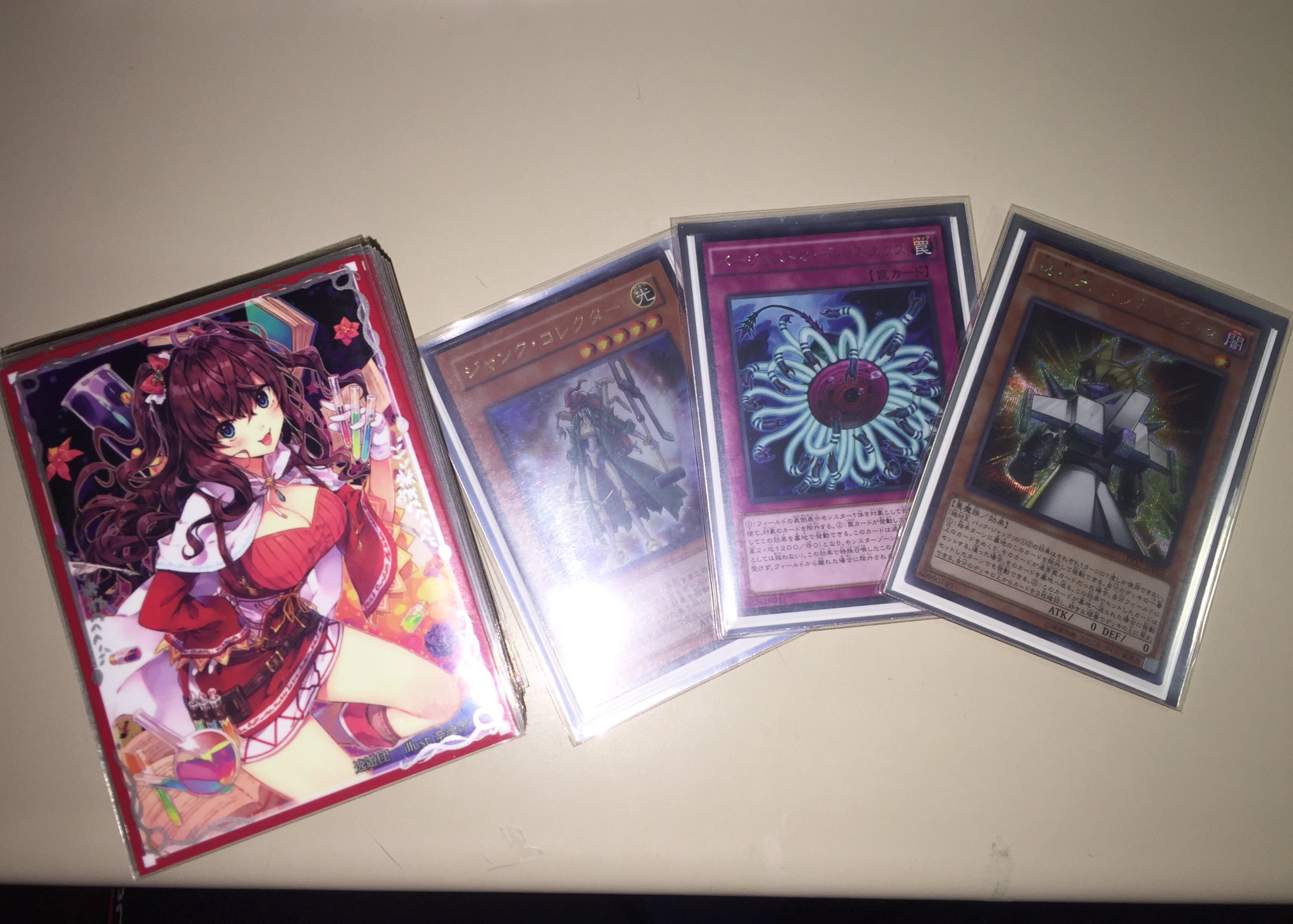 Agk遊戯王部 デッキ名は ジャンク コレクター 墓地に存在する通常罠の効果をコピーするジャンクコレクターの効果を生かすため 通常罠テーマであるバージェストマと手を組み展開を阻害するメタビートです T Co 3hoe7rwmdu Twitter
