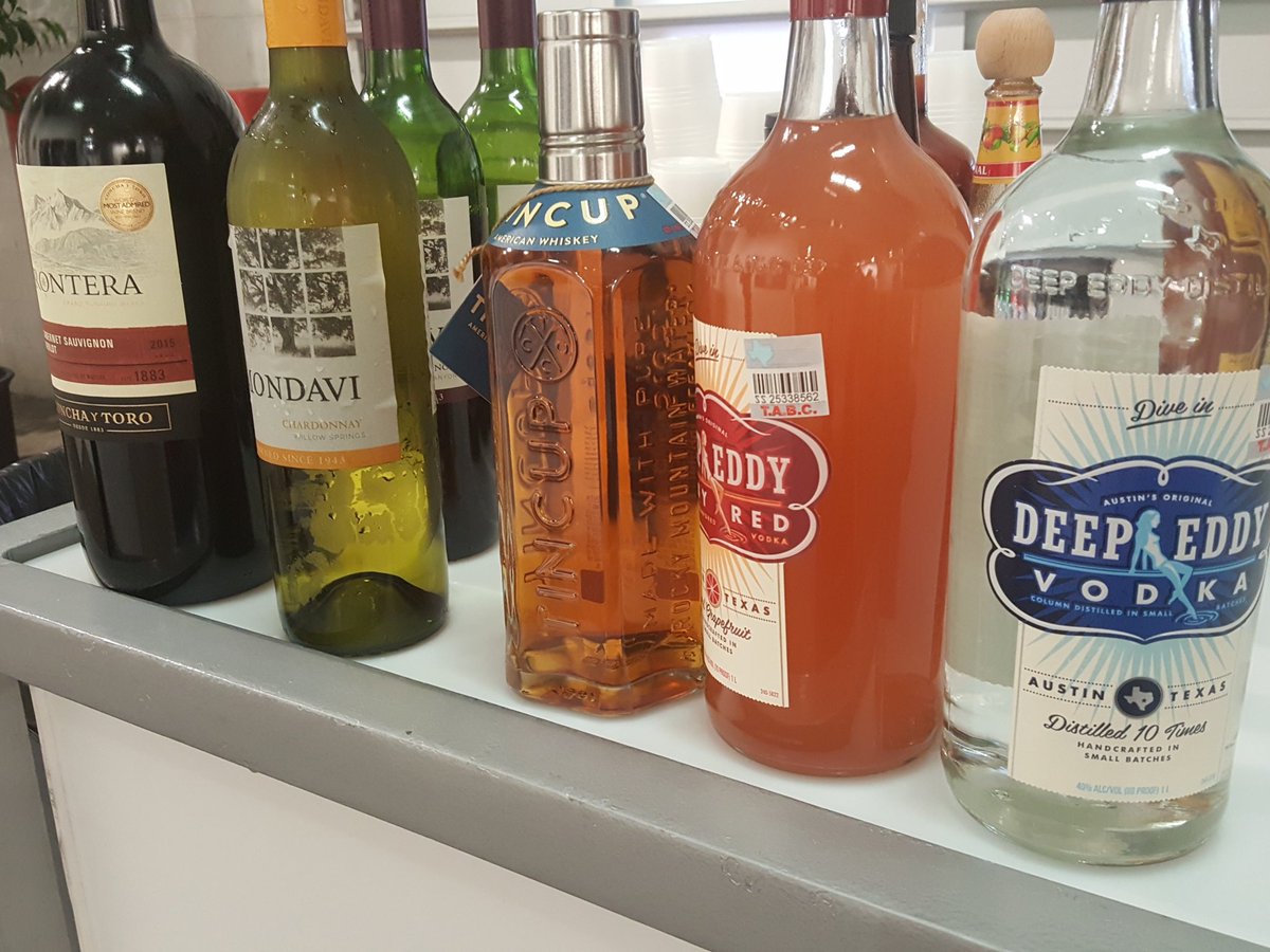 HoustonArtFair's tweet photo. If you need a drink to pick you up....don't worry we have you covered. There are no excuses to miss the #HoustonArtFair #SundayFunday https://t.co/Z56XEYG6Yg